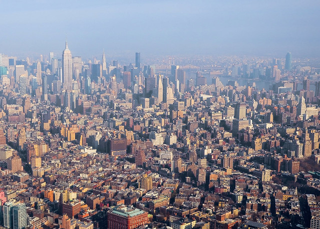 Panorámica bestial de Nueva York desde el helicóptero con el Empire State presidiendo a la izquierda