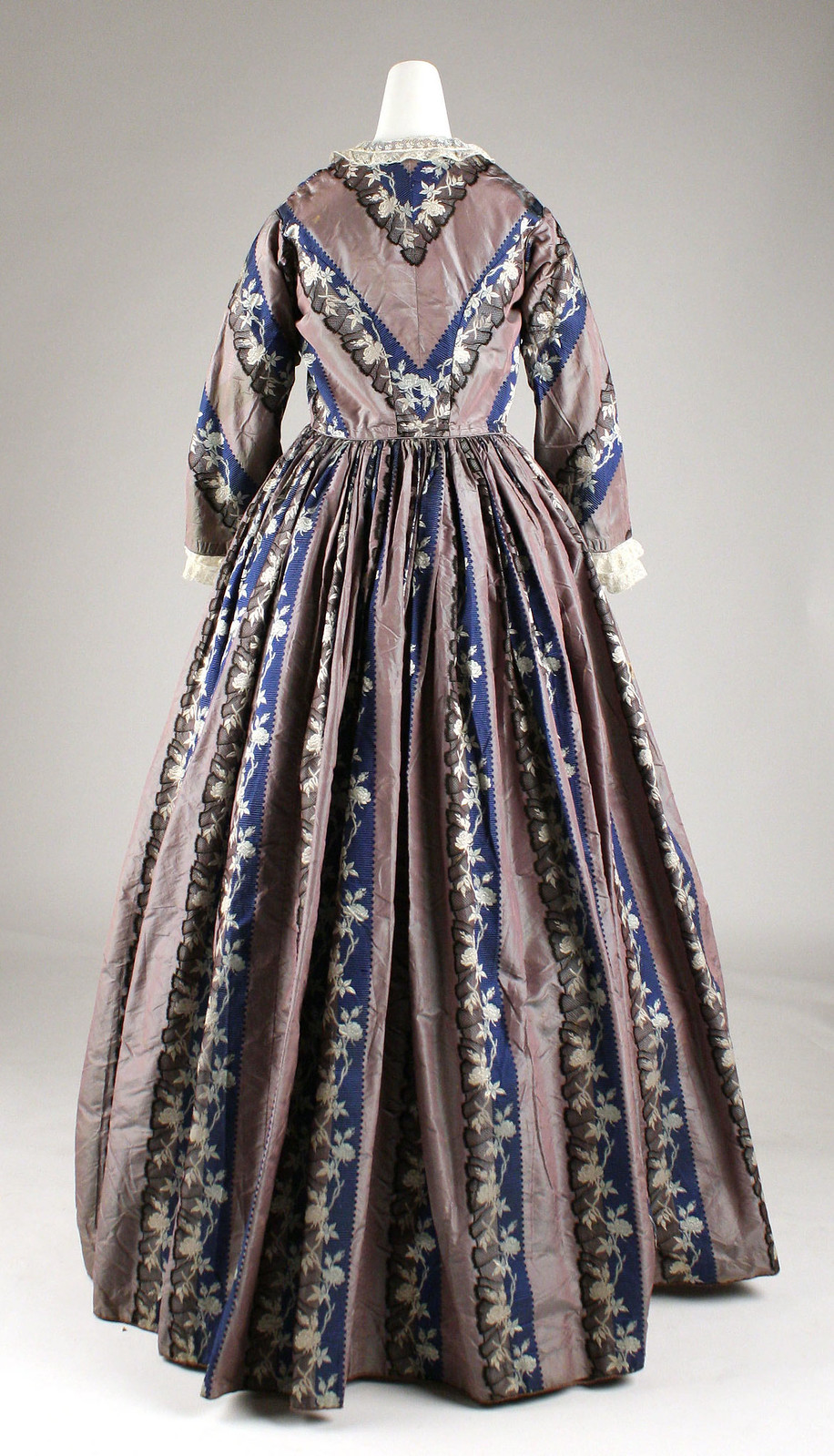 Dressing gown, c.1850, American, Silk, cotton. metmuseum