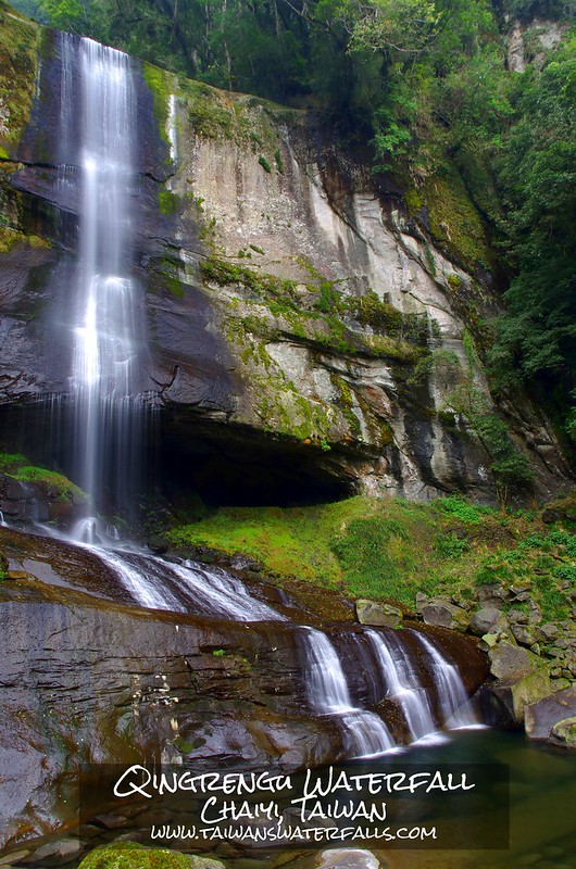 It isn't easy to reach Shimenggu (Taiwan) but you will be rewarded with a waterfall, giant cypress trees, a 500+ meter deep valley, a mossy forest, little pools in the creek, a bamboo forest and a great trail.