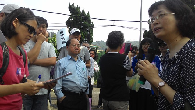 （左）民陣士林工作站主任周佳君、（右）台北市環保局副局長蔡玲儀。攝影：林倩如。