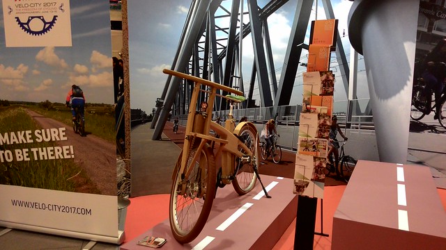 荷蘭國家館展現自行車創新魅力，圖為自製的木製腳特車。攝影：林倩如。