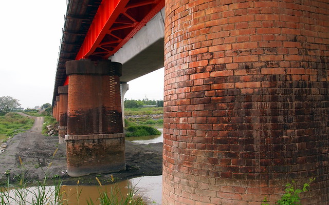 鐵橋橋墩工法獨特，學者認為後續保護機制應以文化資產為重。攝影：李育琴