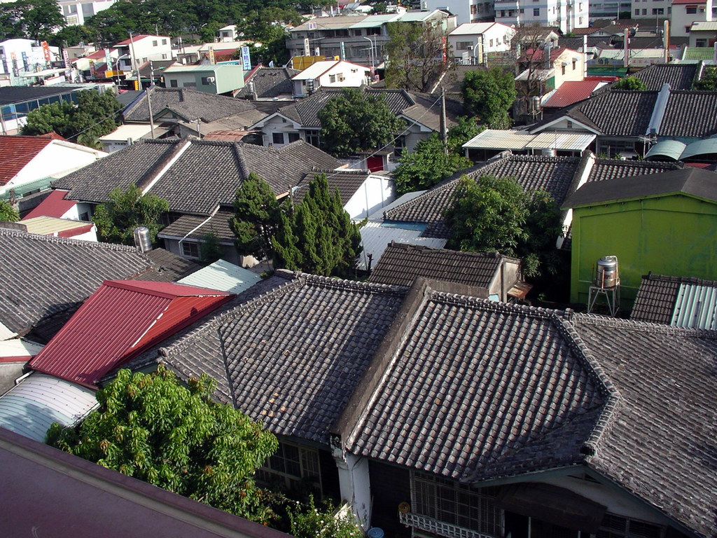 屏東市崇仁新村通海區，有大片完整的日式黑瓦木構建築，在台灣已經少見。圖片提供：葉慶元。