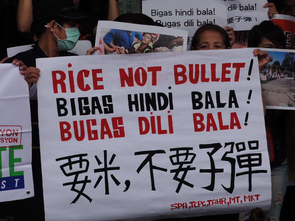 菲籍移工們在馬尼拉經濟文化辦事處前高喊「Bigas Hinda Bala」。</br>（攝影：王顥中）