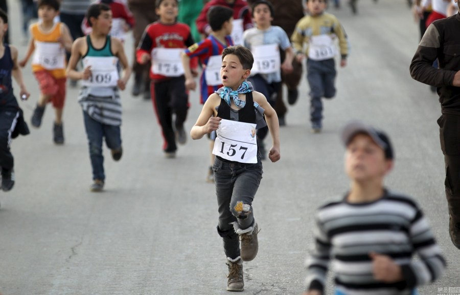 Syria children run \