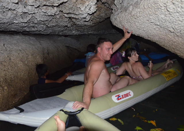 Guiris en el interior de la cueva de Koh Phanek durante la excursión a la isla de James Bond