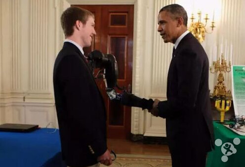 United States 19-year-olds invented brain waves to control the robotic arm