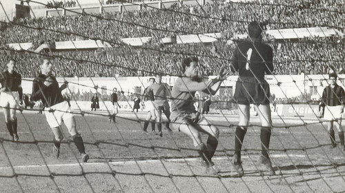 Memo Prenna, qui in azione contro il Milan, autore del gol vittoria a Cosenza nel 1962