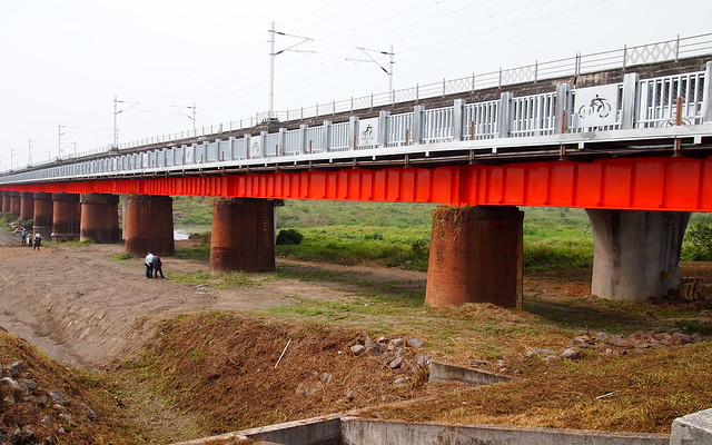 屏縣府文資所進行暫定古蹟現勘，鐵橋上的腳踏車道幾乎已經完工。攝影：李育琴