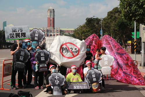 民團26日將攜充氣巨肺遊行，替總統府戴上PM2.5大口罩，要領導者重視空污。攝影：黃小玲。