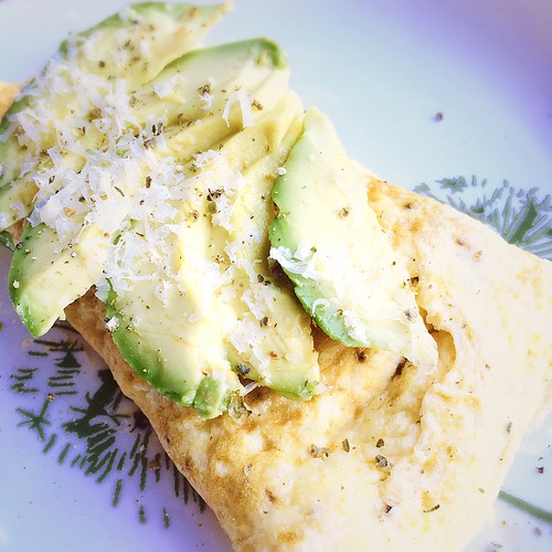 Omelet with avocado and cheese
