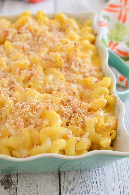 Butternut Squash Mac and Cheese - creamy and delicious! An easy way to get some extra veggies in your diet. This recipe is amazing!