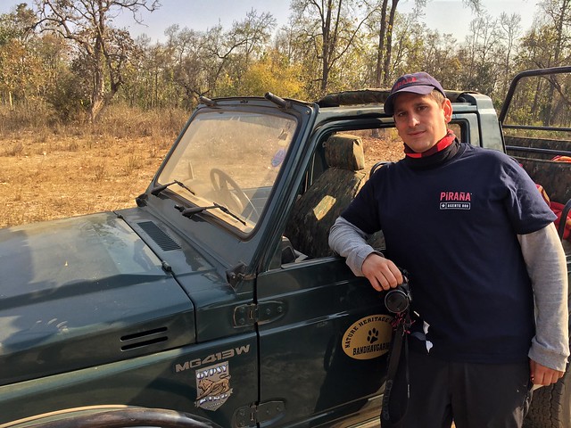 Sele haciendo un safari para ver tigres en India