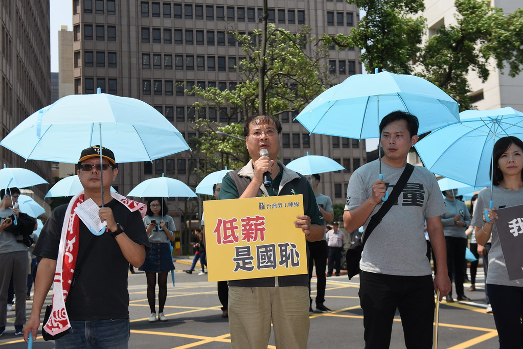 高雄市產業總工會理事長江健興（中）表示，台灣經濟發展所賺取的都到少數財團手上，勞工沒有享受到發展成果。（攝影：宋小海）