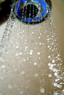 當人們淋浴時，約有20%的水並沒有真正用來沖洗。圖片來源：Steven Depolo（CC BY 2.0）