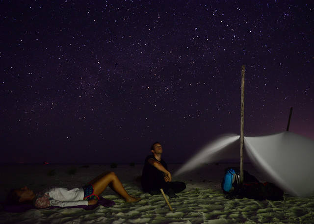 Bajo las estrellas, de noche, en la isla desierta donde pasamos el día en Maldivas