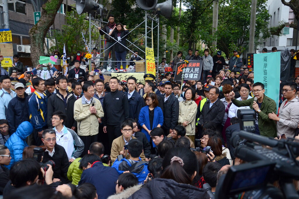 2014年3月22日，時任行政院長的江宜樺就在立法院青島東路門口與群眾對話，最後未有結果。（資料照：宋小海攝）