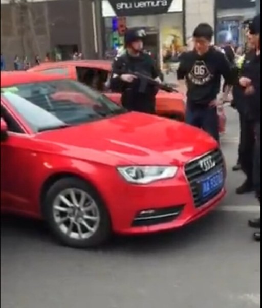 NET exposure forcibly change lanes hit a police car Audi SWAT gun watch