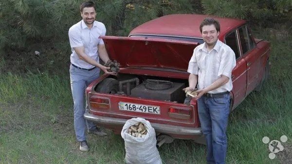 In order to save gas money Ukraine drivers with wood-powered cars