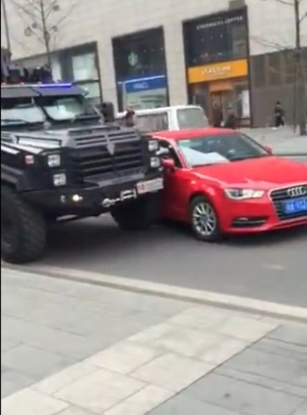 NET exposure forcibly change lanes hit a police car Audi SWAT gun watch