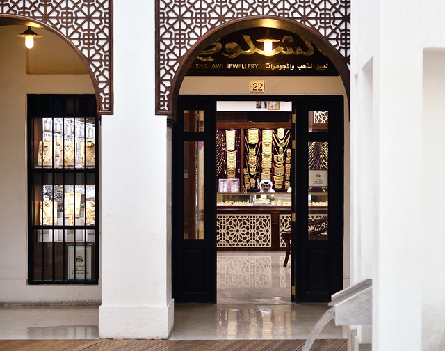 Comerciante del Souq del Oro de Qatar, una de las visitas imprescindibles que ver en Doha