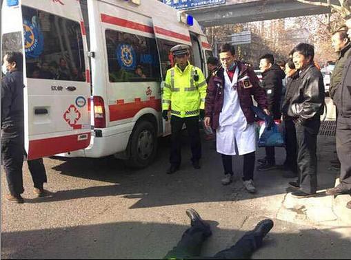Xian female passenger kick doubled the traffic police and the finger, suspected of impairing detained