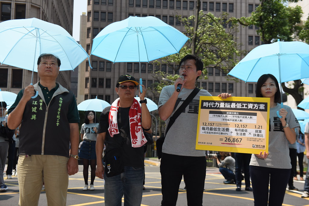 時代力量黨團今日通過《最低工資法》草案，主席黃國昌（右二）也前來說明政策立場。（攝影：宋小海）