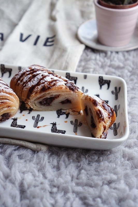 Easy gluten free pain au chocolat recipe made using Jus-Rol gluten free puff pastry| Dusted with icing sugar + a drizzle of chocolate sauce | gluten free chocolatines | gluten free pastries | gluten free baking | gluten free recipes | By Kimi Eats Gluten Free