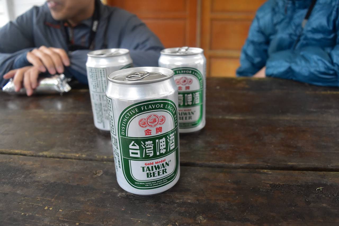 台湾・雪山　シチカ山荘でビール
