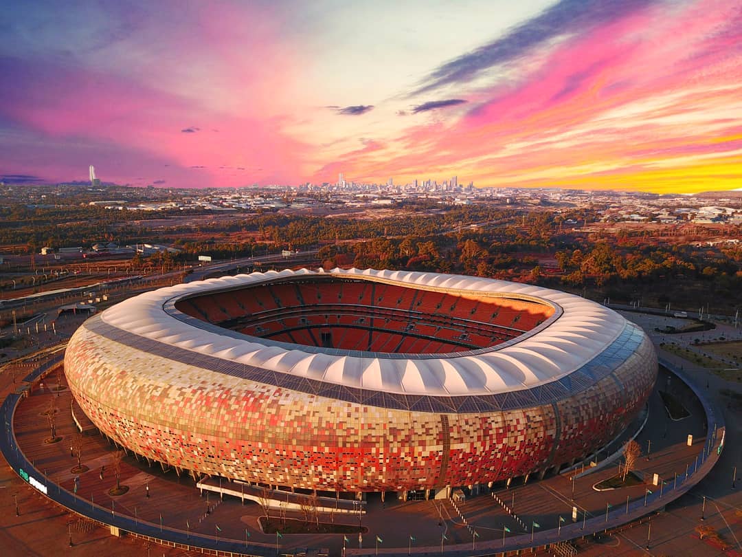 Самые красивые стадионы. СОККЕР Сити стадион. СОККЕР Сити — Йоханнесбург, ЮАР. Йоханнесбург стадион. Soccer City в Йоханнесбурге.