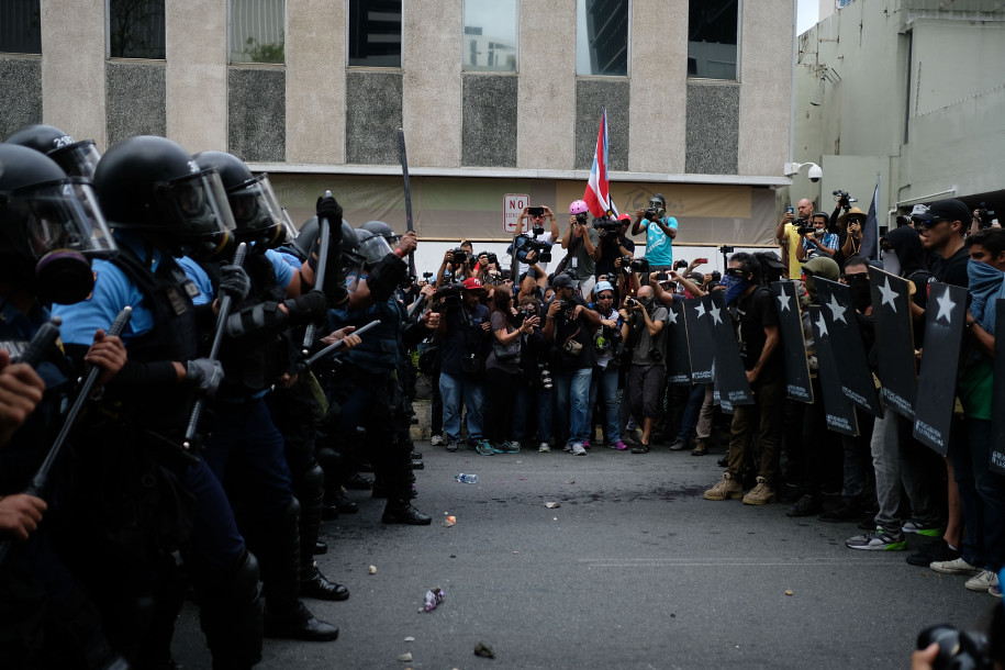今年五一，波多黎各首都聖胡安，抗議民眾與警察對峙。（圖片來源：AFP/Getty Images）