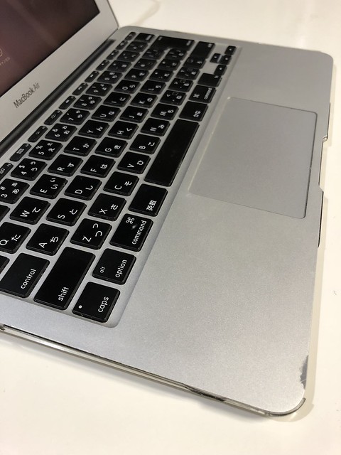 MacBook Airのキーボードを斜めから見る