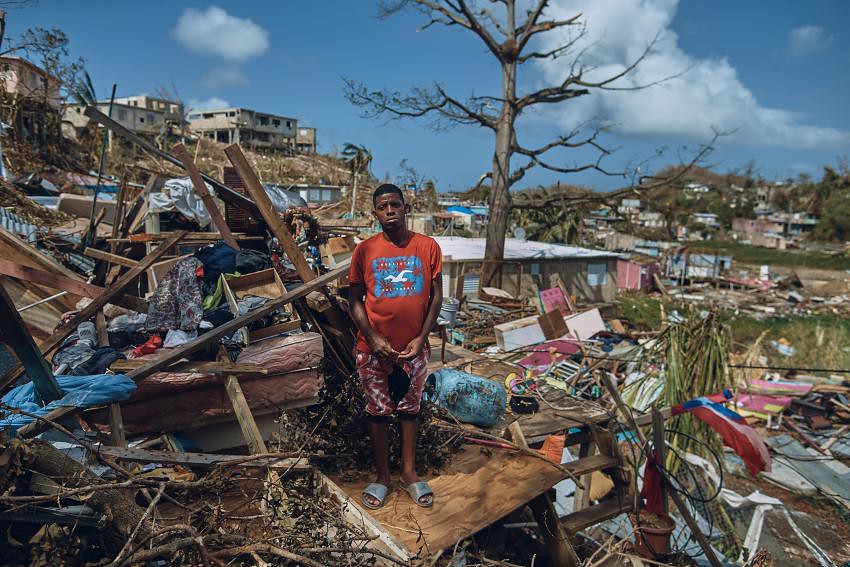 颶風瑪莉亞過境後，一名男子站在居住社區的殘骸前。（圖片來源：TIME）