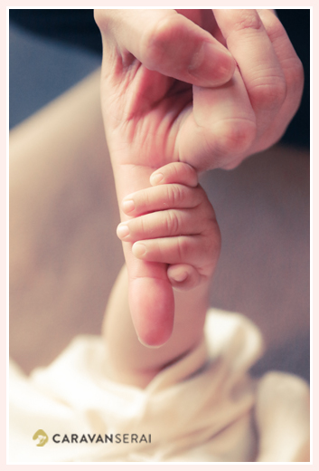 赤ちゃんの手のアップ　パパの指を握って💕