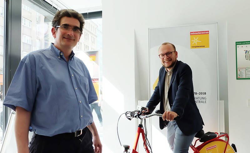 德國消費者組織聯合會能源諮詢組發言人布朗迪斯（左）及能源與建築組專員米歇爾。