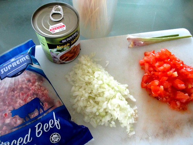 Ingredients for minced beef satay sauce
