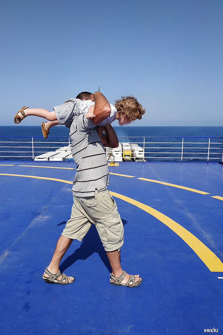 En cubierta del barco con niños
