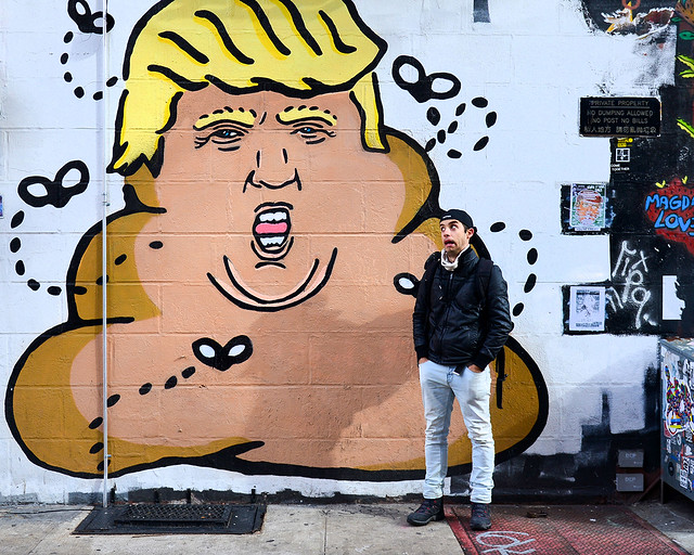 Diario de un Mentiroso con un graffiti de Donald Trump
