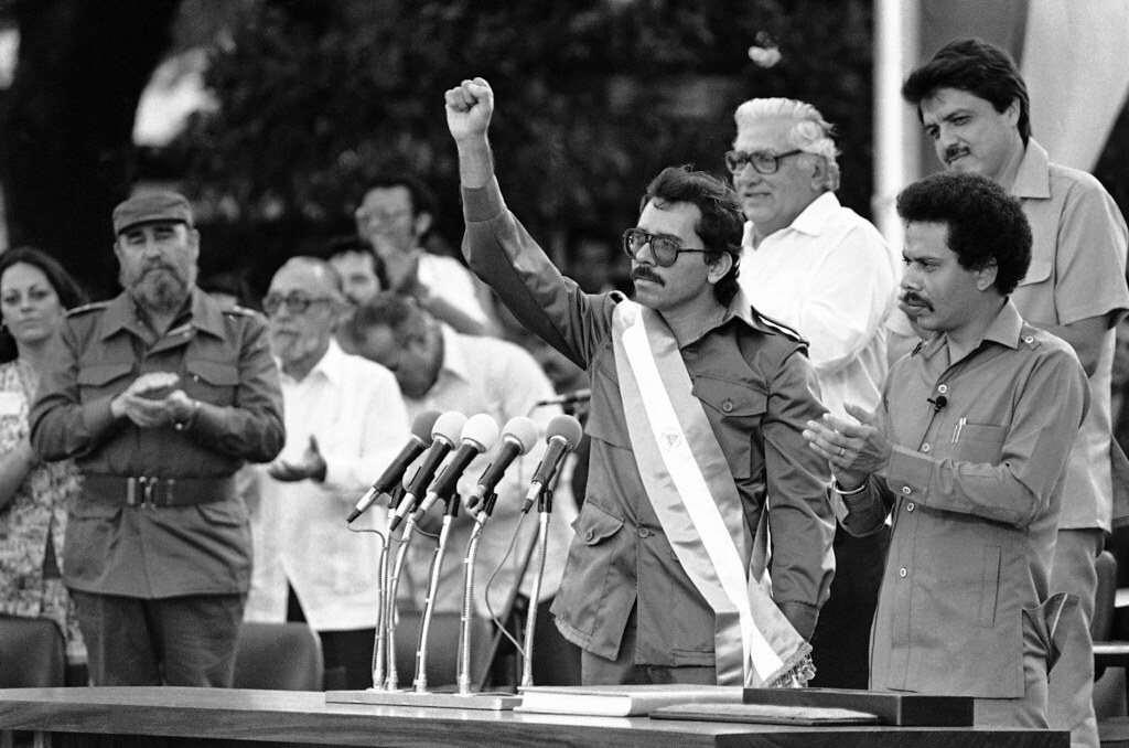 奧蒂嘉是推翻蘇慕薩獨裁政權的桑定民族解放陣線之領導人。1985年奧蒂嘉就任總統。圖左為古巴共產黨中央委員會第一書記卡斯楚。（圖片來源：AP Photo/Jeff Robbins）