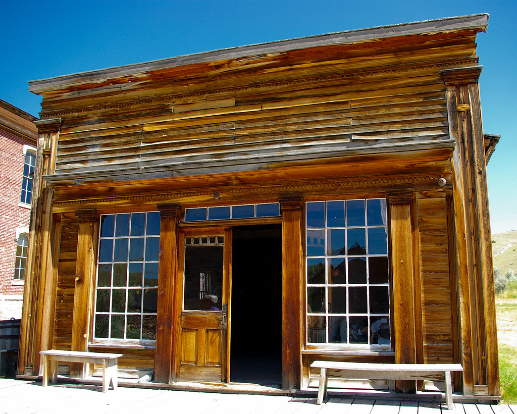 Skinner’s Saloon, Bannack, Montana, July 30, 2010. Image shared as public domain on Pixabay and Flickr as “Skinner’s Saloon.”