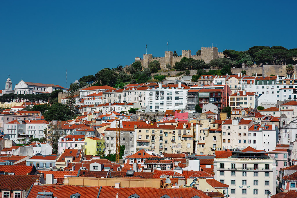 Смотровые площадки Лиссабона: вид с лифта Санта-Жушта на Замок святого Георгия