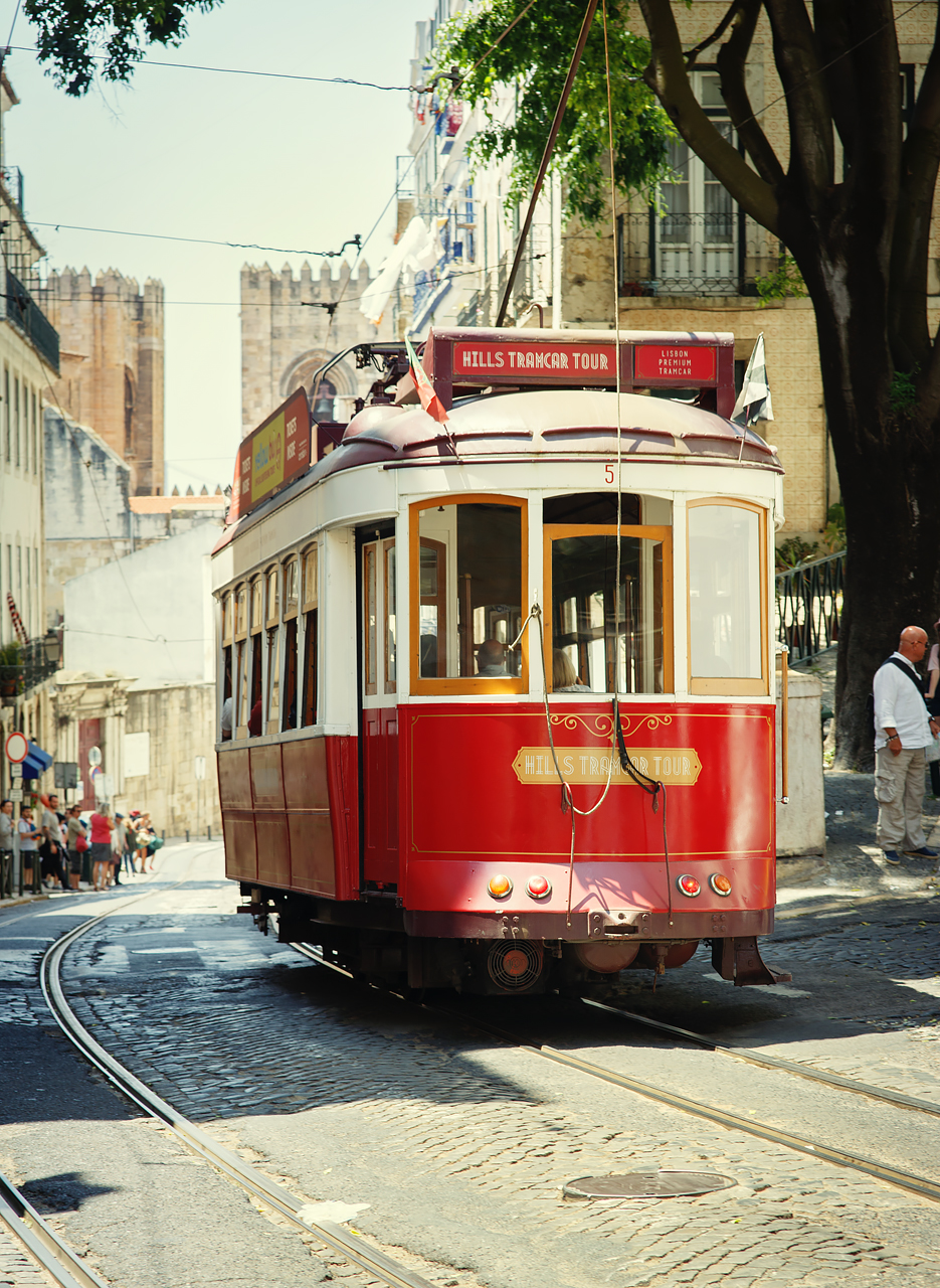 Достопримечательности Лиссабона: экскурсионный трамвай hop-on-hop-off