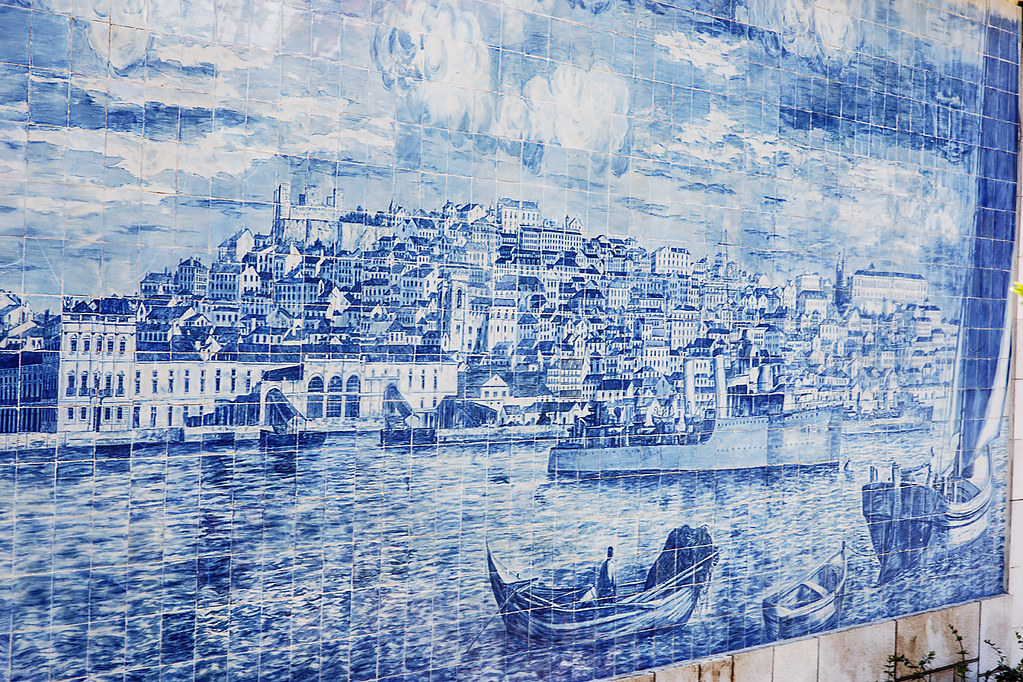 Достопримечательности Лиссабона: панно азулежу на смотровой плоащдке Санта-Лузия