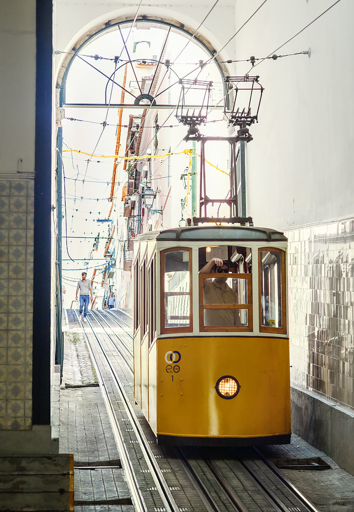 Достопримечательности Лиссабона: подъемник Бика (Bica) на нижней станции Rua de São Paulo