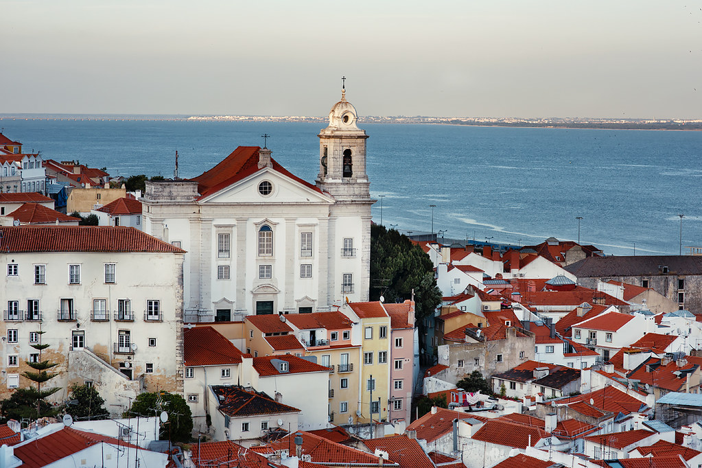 смотровые площадки Лиссабона: вид на район Алфама и церковь Сан-Стефано на закате
