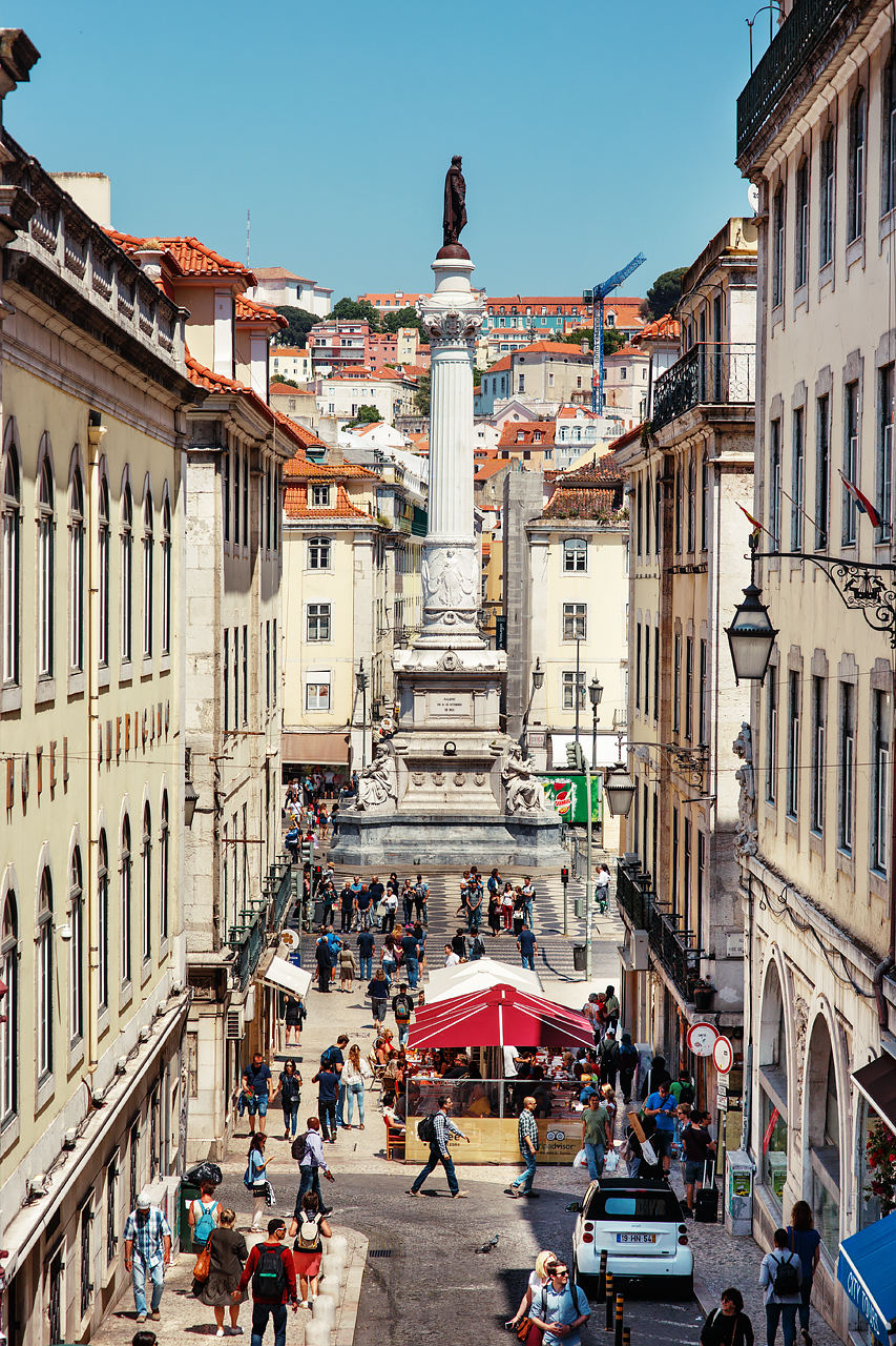 Достопримечательности Лиссабона: вид на площадь Россиу (Rossio) c лестницы Calcada do Carmo