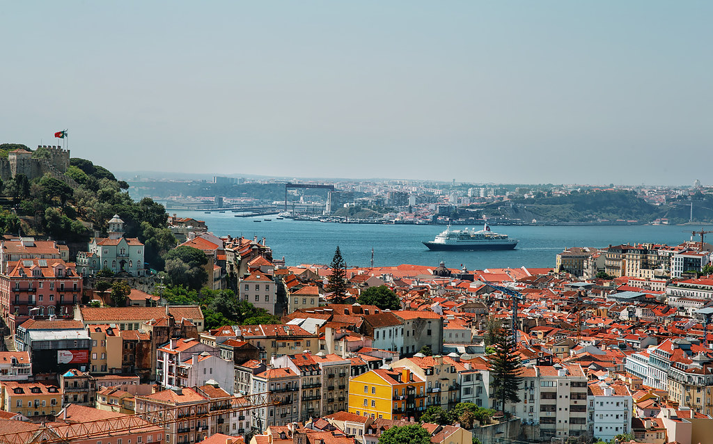 Смотровый площадки Лиссабона: вид на реку Тежу, бухту Соломенное море, замок Сан-Хорхе и центр Лиссабона