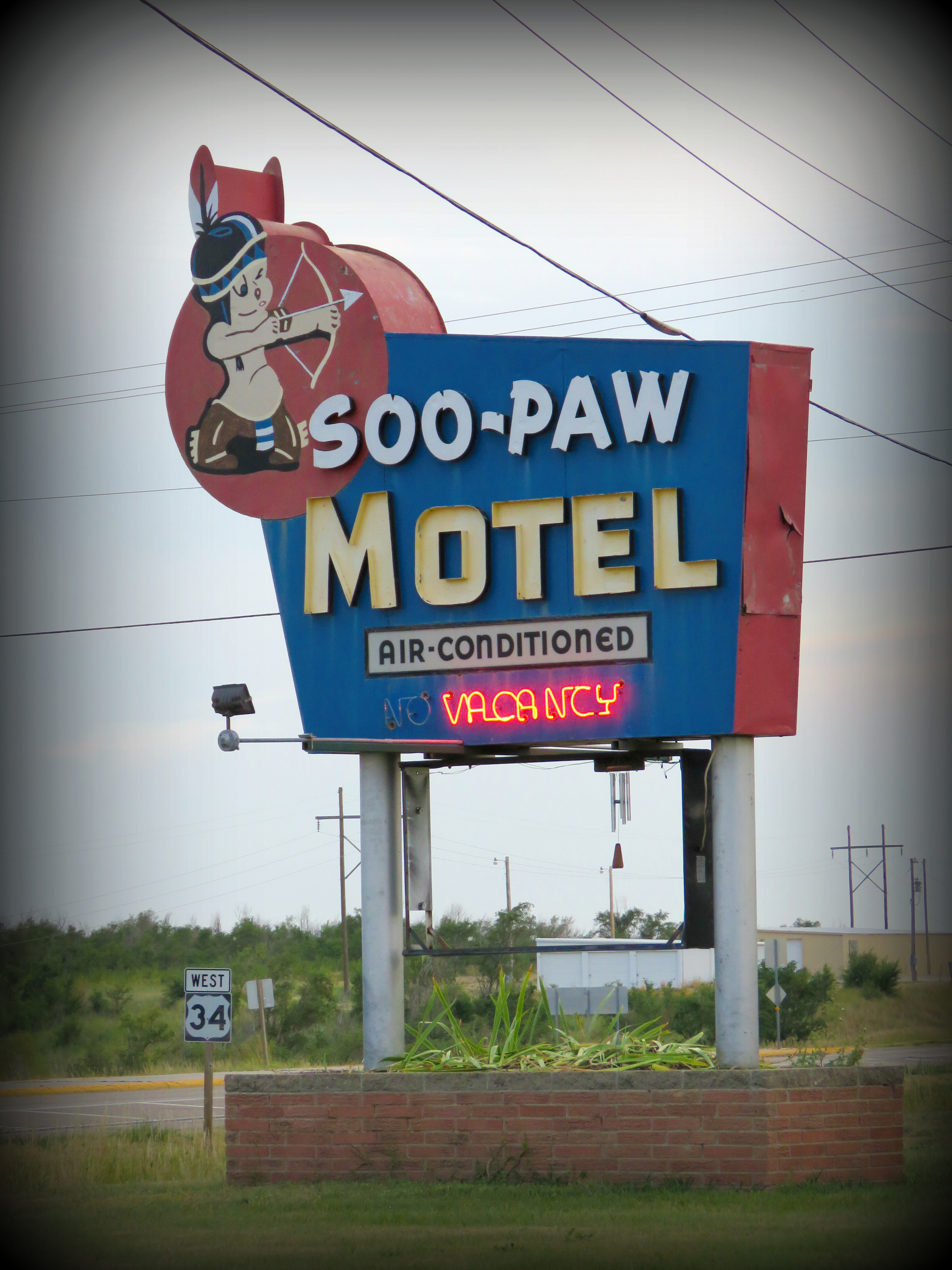 Soo-Paw Motel - U.S. 34, Trenton, Nebraska U.S.A. - August 25, 2016