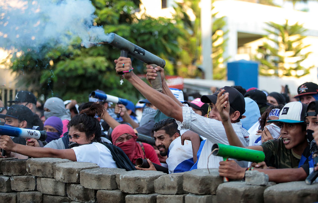 反對奧蒂嘉政權的示威者，於尼加拉瓜首都馬拿瓜的街頭發射土製迫擊砲。（圖片來源：REUTERS/Oswaldo Rivas）