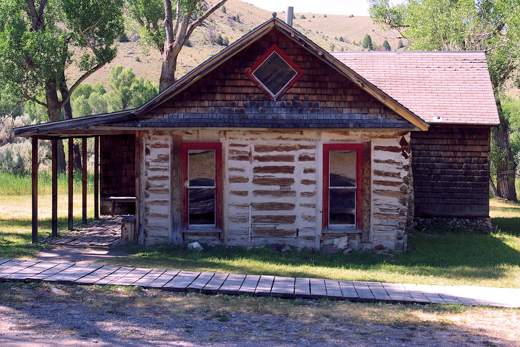 Graeter House, Bannack State Park (ghost town and first territorial capitol), Montana, July 30, 2010. Photo shared as public domain on Pixabay and Flickr as “Graeter House.”